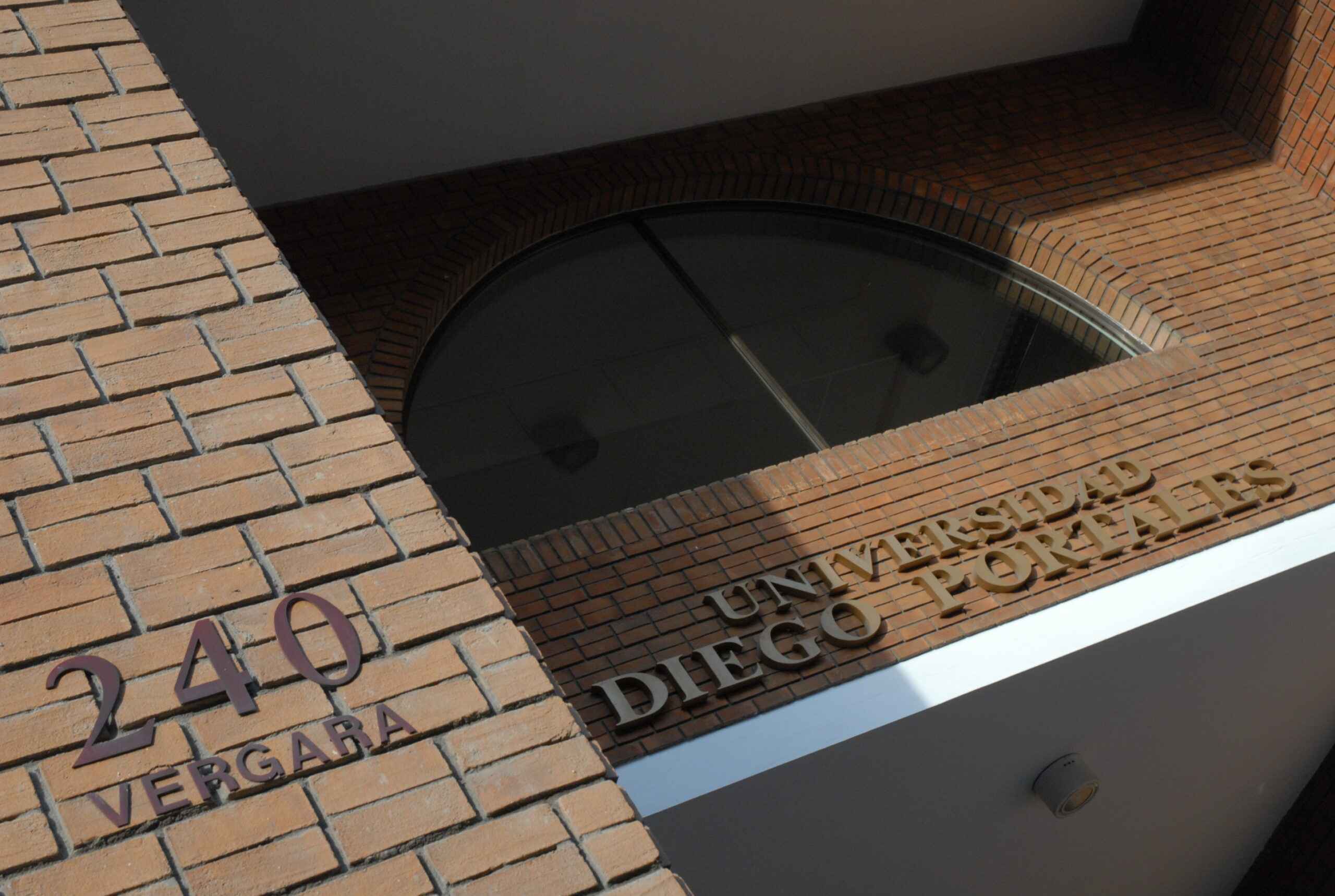 Adriano Castillo, “Compadre Moncho”, es el ganador del Premio Nacional de Humor UDP Jorge “Coke” Délano 2019