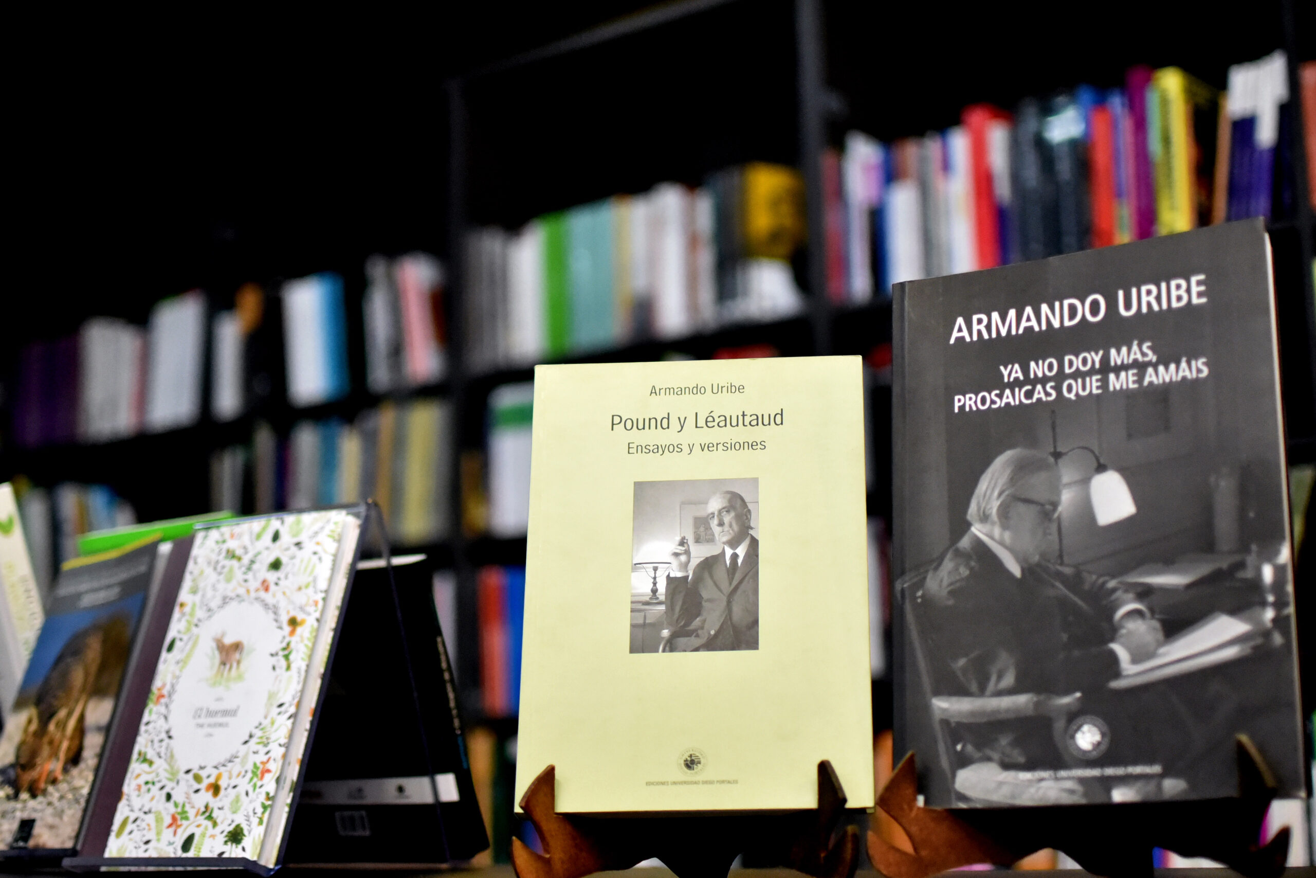 Muere escritor Armando Uribe