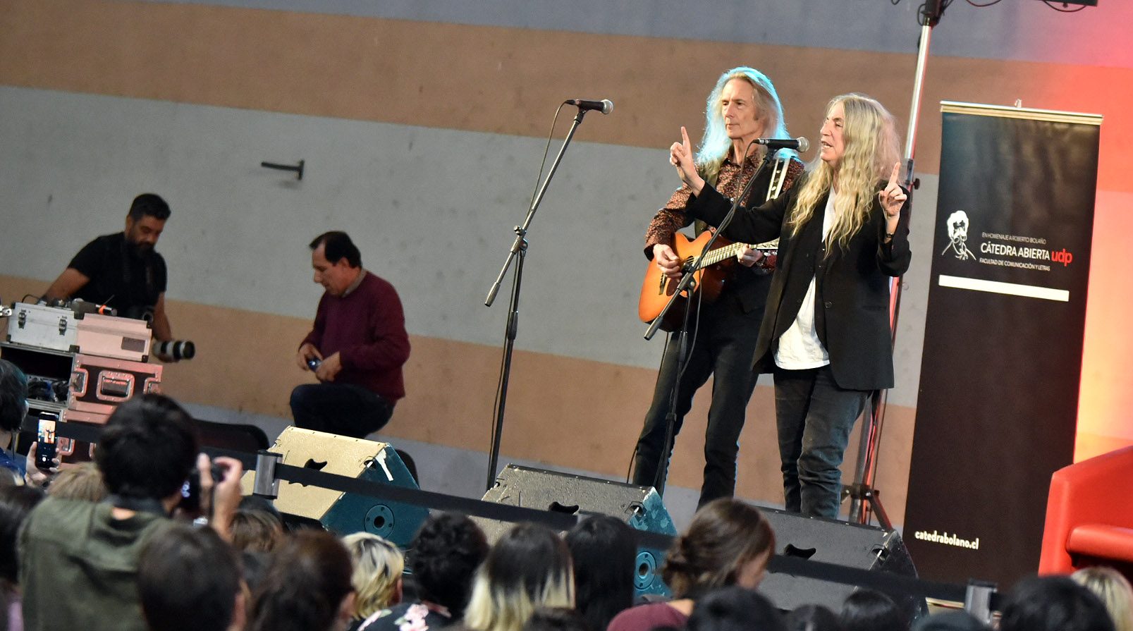 Patti Smith conversó, leyó y cantó en Cátedra abierta en homenaje a Roberto Bolaño UDP