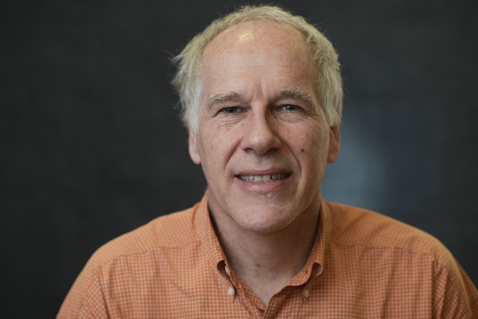 Director del Programa de Liderazgo Educativo UDP destaca en libro como uno de los 31 referentes de la educación mundial