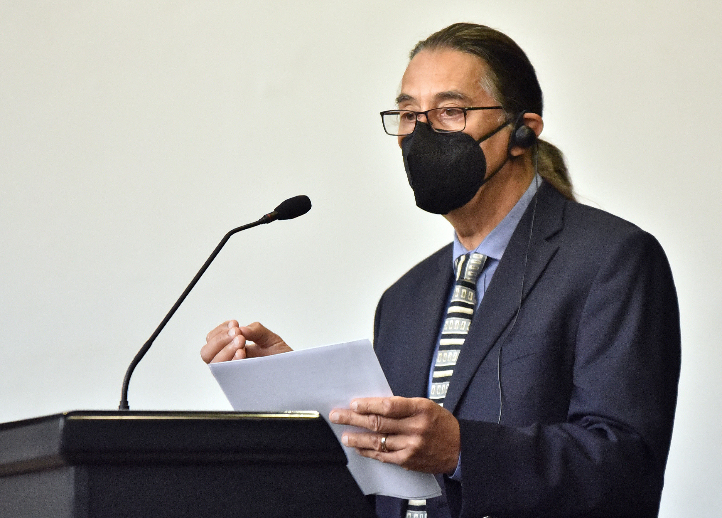 Reconocido constitucionalista Heinz Klug dictó cátedra sobre derechos socioeconómicos y de propiedad en la Constitución sudafricana