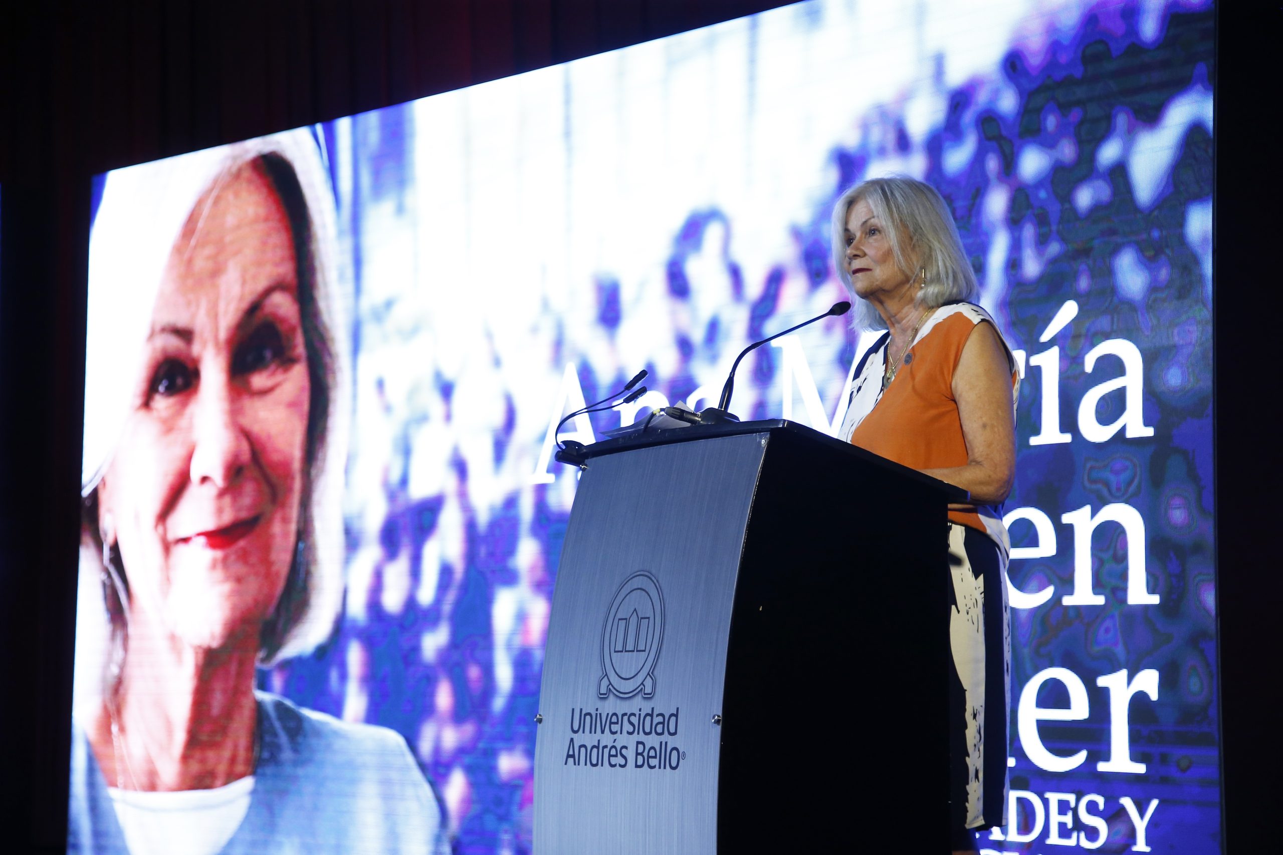 Ana María Stuven recibe el Premio Universidad Andrés Bello al Mérito 2022 de Humanidades y Ciencias Sociales