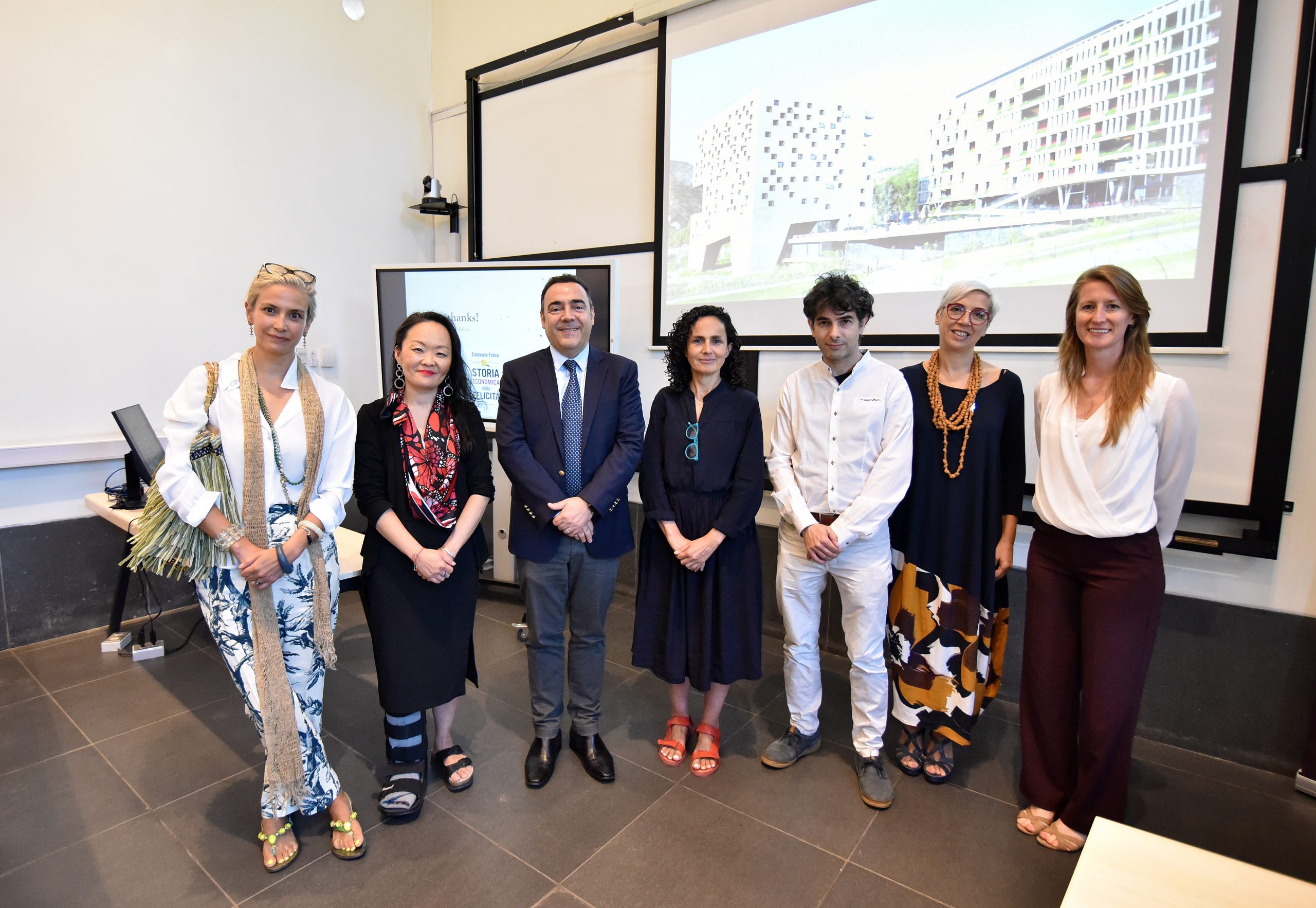 Comunidad FAE UDP realiza charla abierta sobre desarrollo económico, felicidad y derechos junto al destacado economista italiano Emanuele Felice