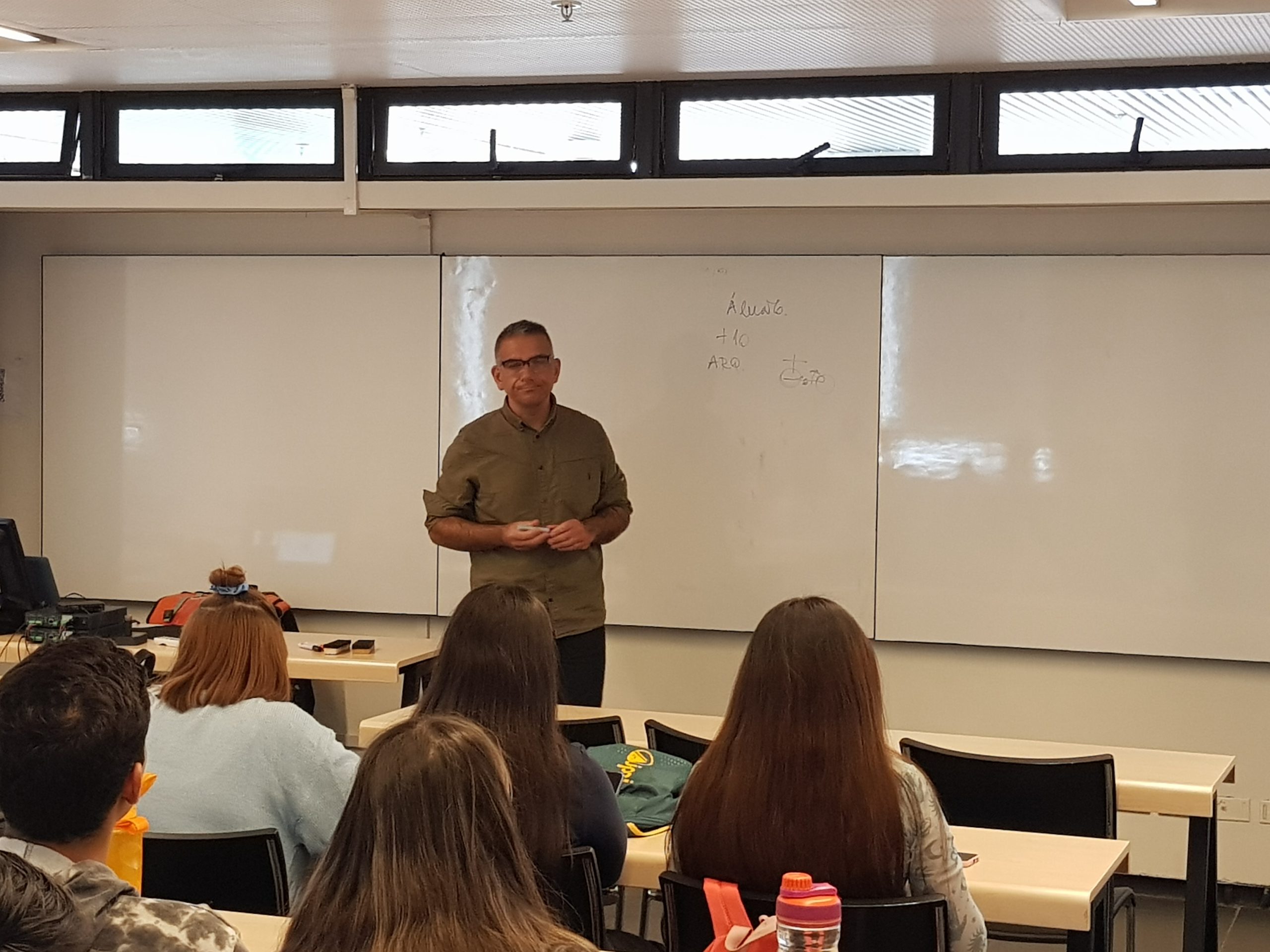 Álvaro Pineda, fundador de Sr. Compost, visitó la Facultad de Administración y Economía UDP