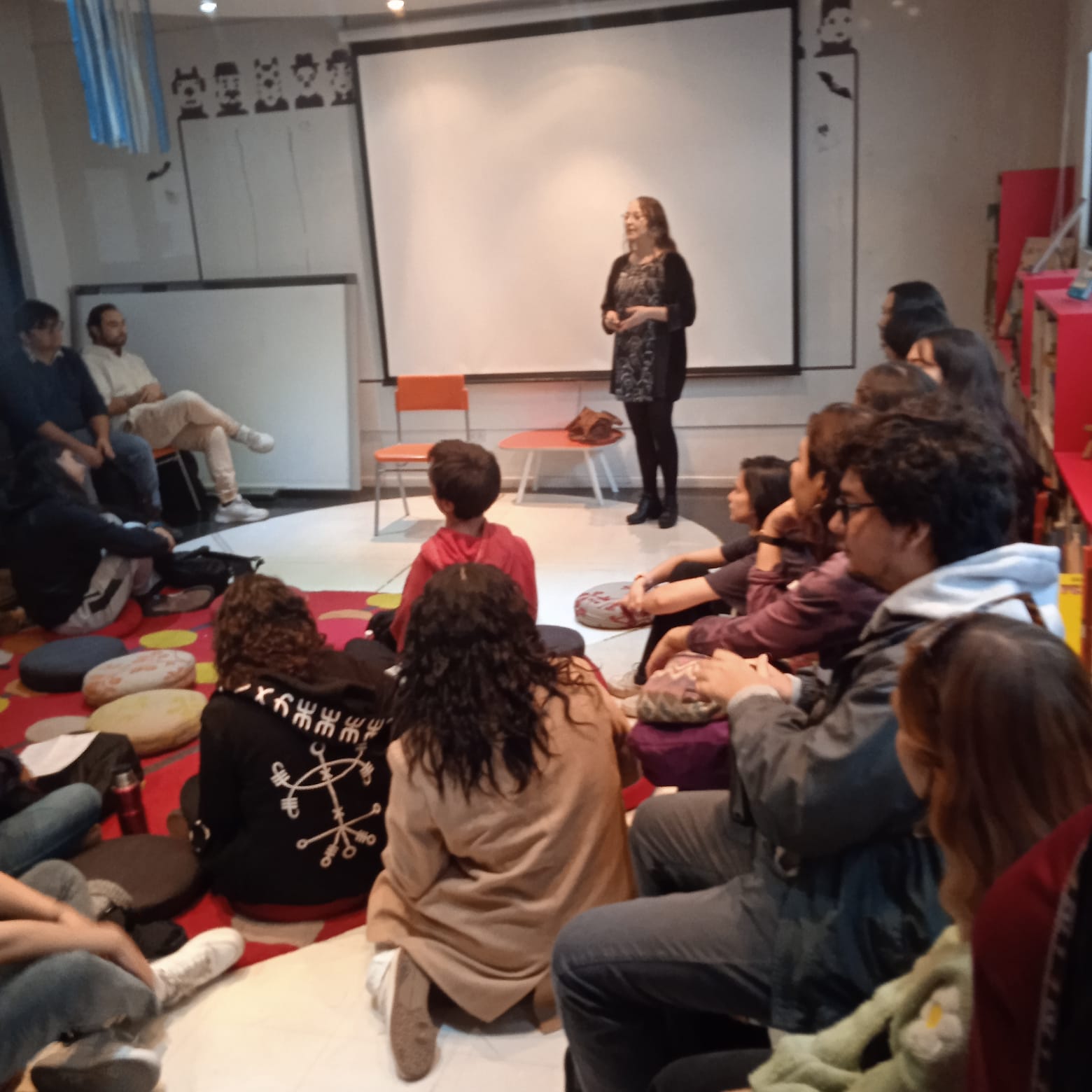Vilma Verdejo realizó sesión de cuentacuentos con las carreras de Pedagogía en Lengua Castellana y Comunicación y Pedagogía en Historia y Ciencias Sociales UDP