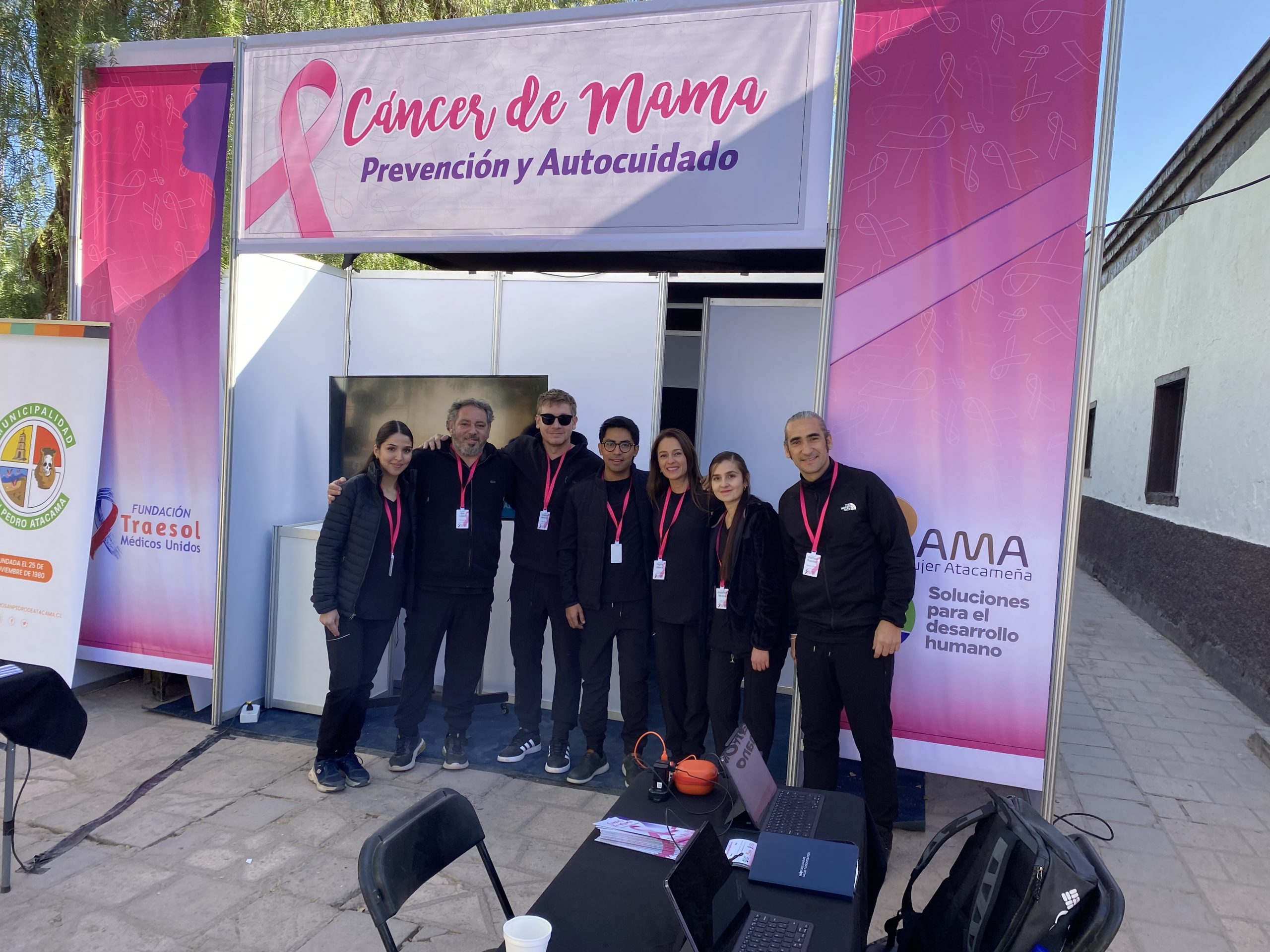 Docentes y alumni de Enfermería UDP participaron de operativo de prevención de cáncer de mama en San Pedro de Atacama
