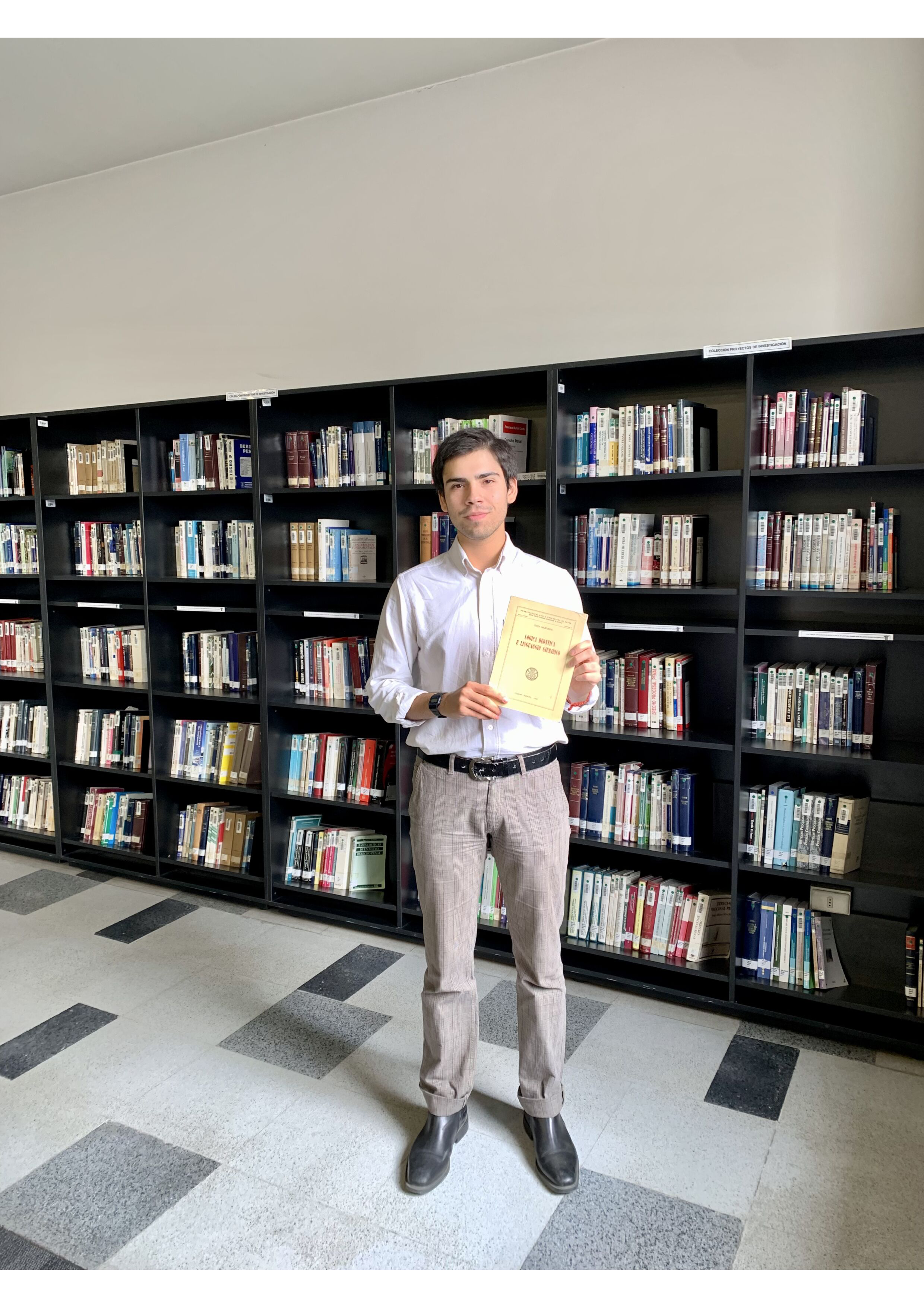 Estudiante de la Facultad de Derecho gestionó donación de libro Logica deontica e linguaggio giuridico