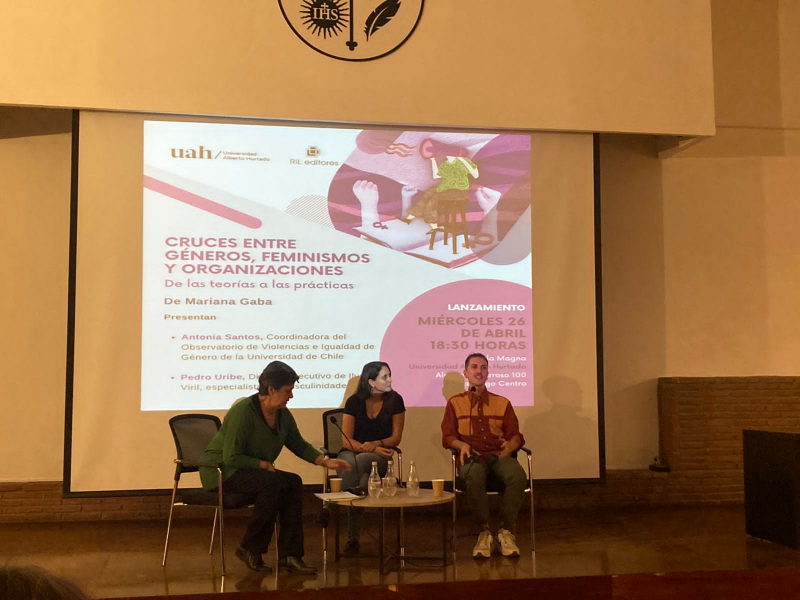 Directora del Departamento de Género presenta libro que invita a repensar las organizaciones desde una perspectiva feminista