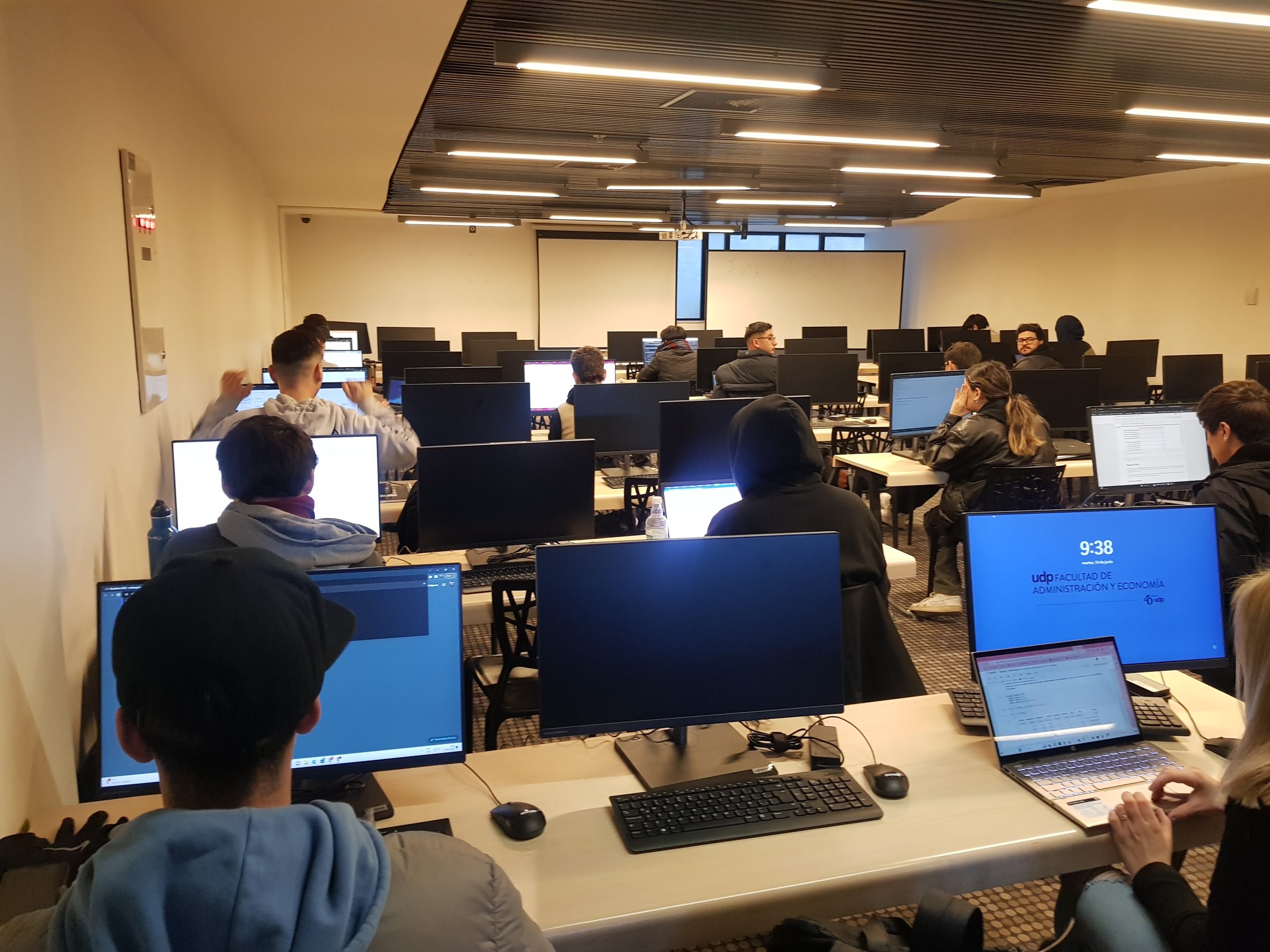 Facultad de Administración y Economía UDP incorpora 245 nuevos computadores a sus laboratorios, salas de clases híbridas y de streaming