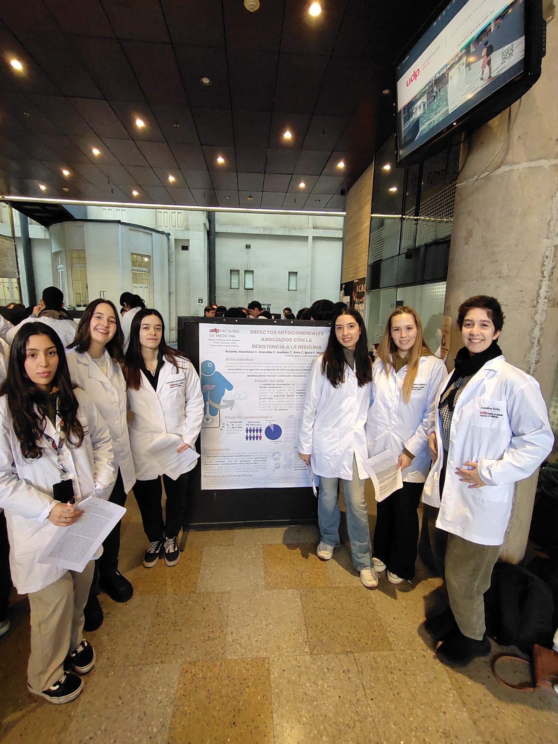 Estudiantes de primer año de Medicina UDP presentaron pósters científicos en la Facultad