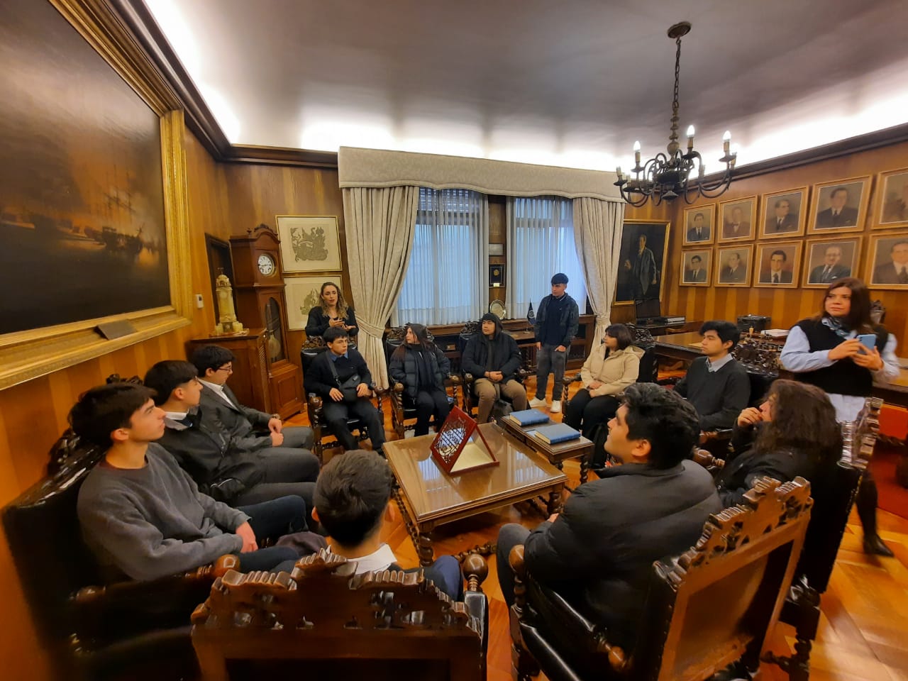 Estudiantes de Administración Pública UDP visitaron la Controlaría General de la República