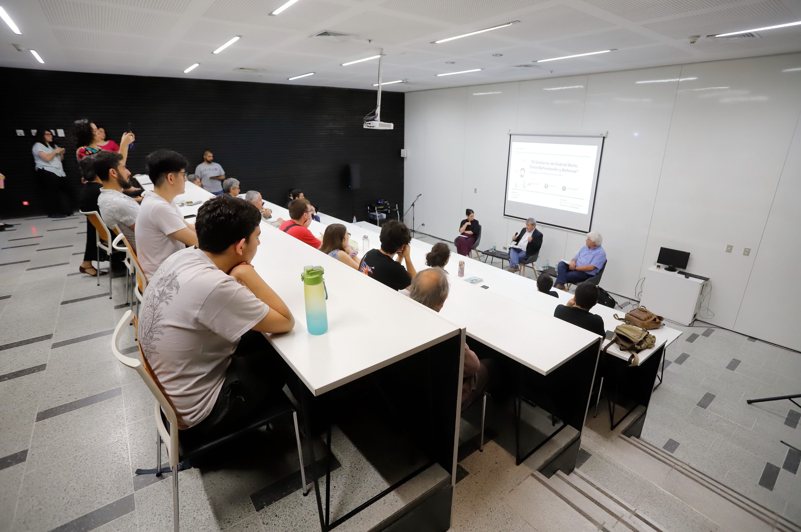 Académicos/as presentan libro que analiza el gobierno de Gabriel Boric