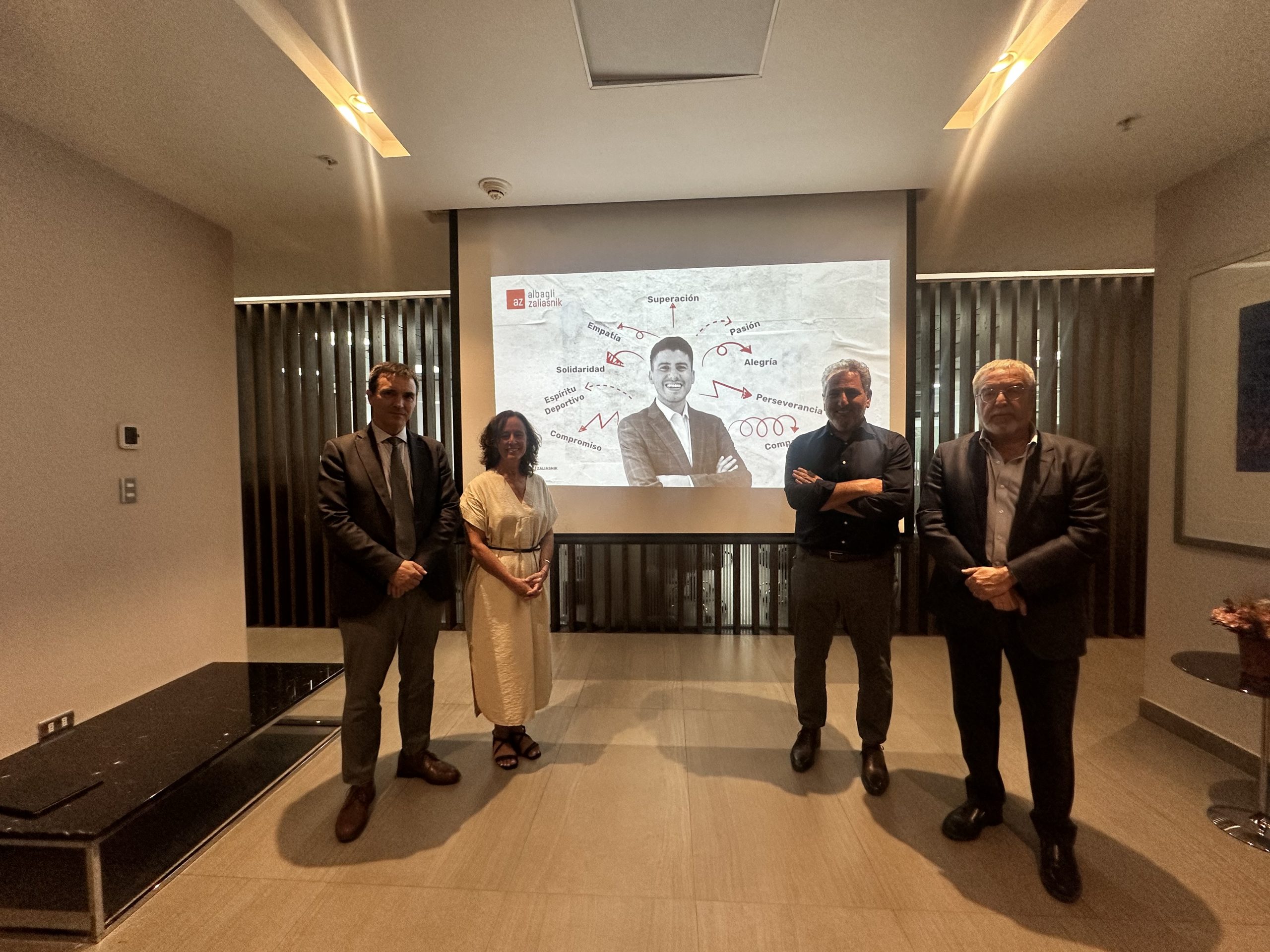 Firma de abogados Albagli Zaliasnik crea la Beca Lucas Norambuena en honor a egresado de Derecho UDP