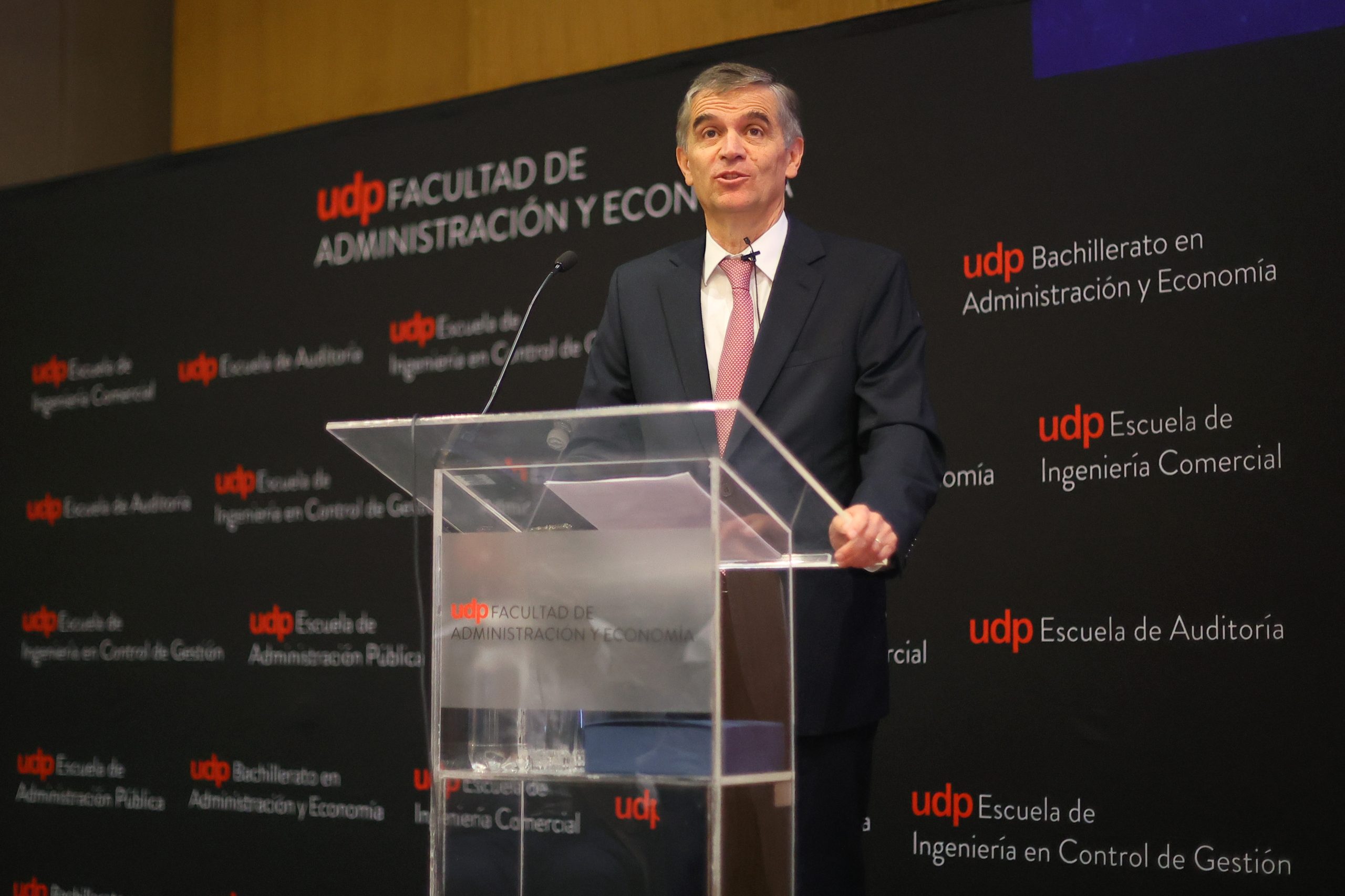 Facultad de Administración y Economía UDP inauguró el año académico 2024 con charla magistral de Rodrigo Vergara