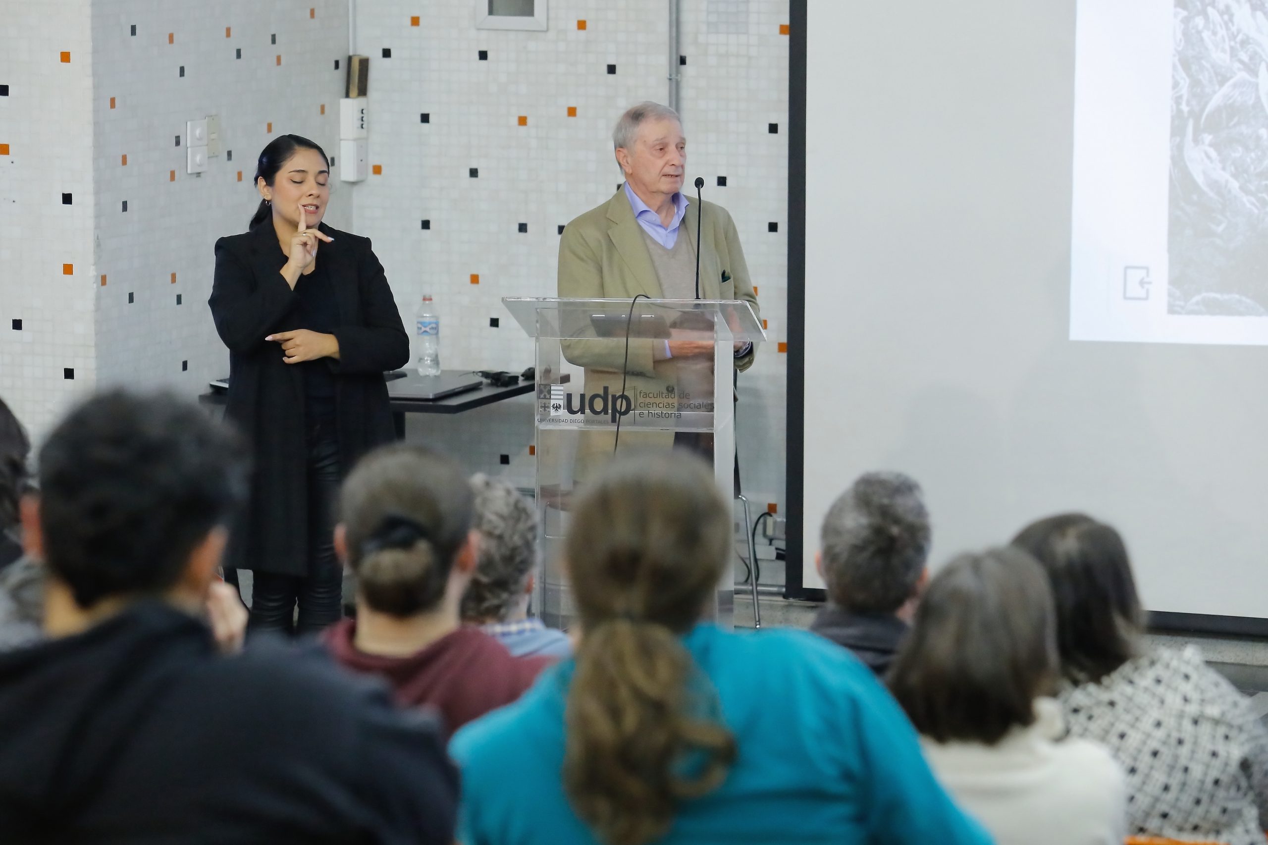 Secretario general de la Unión Astronómica Internacional realizó charla sobre preservación de los cielos oscuros en la UDP