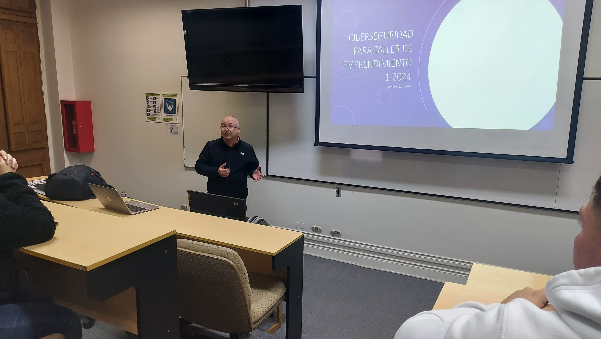 Experto en ciberseguridad dicta charla a estudiantes de la carrera de Ingeniería en Administración de Empresas Vespertino