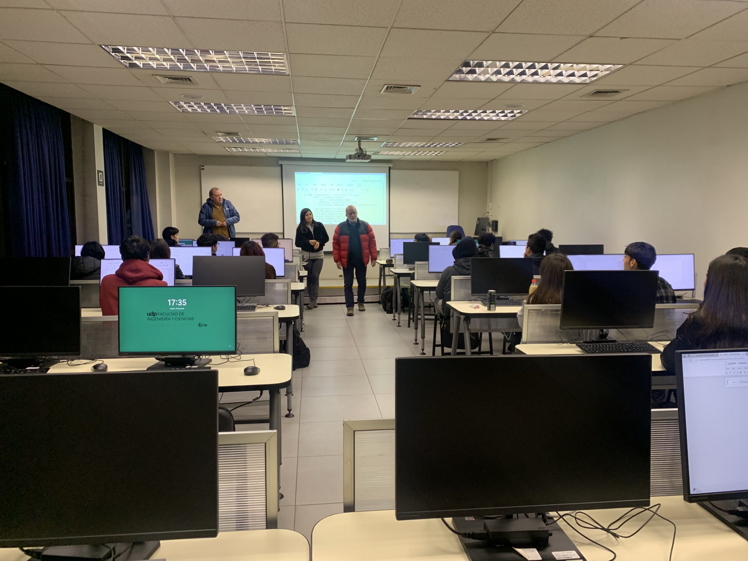 Escuela de Ingeniería Vespertina UDP presenta su oferta académica a estudiantes del Instituto Cumbre de Cóndores