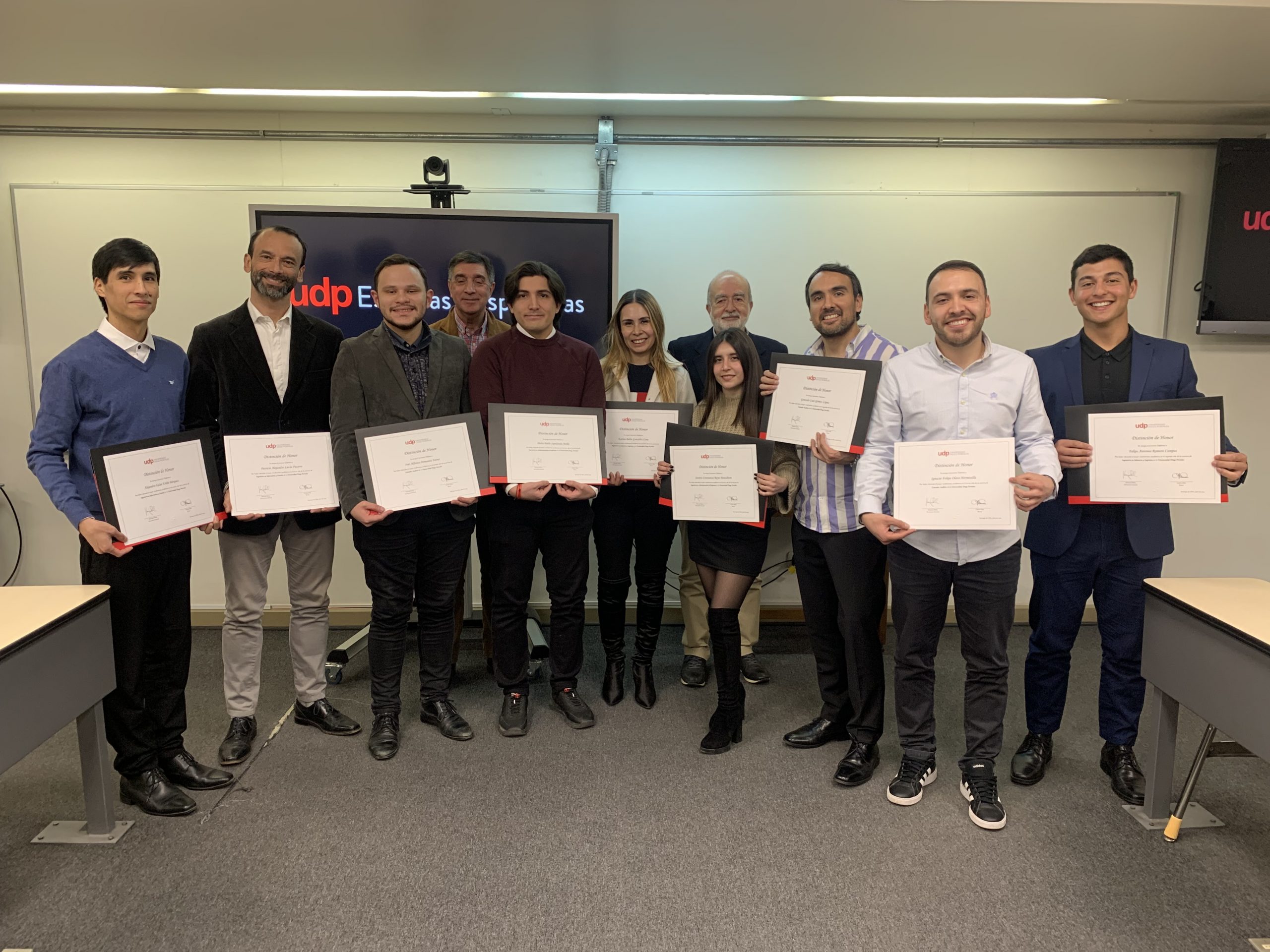 Estudiantes vespertinos de la UDP reciben Diplomas de Honor en reconocimiento a su excelencia académica