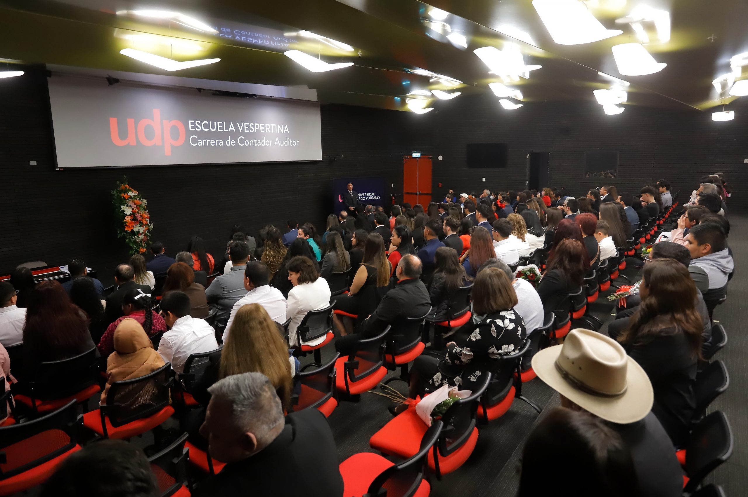 Estudiantes de la carrera de Contador Auditor UDP reciben su título en emotiva ceremonia