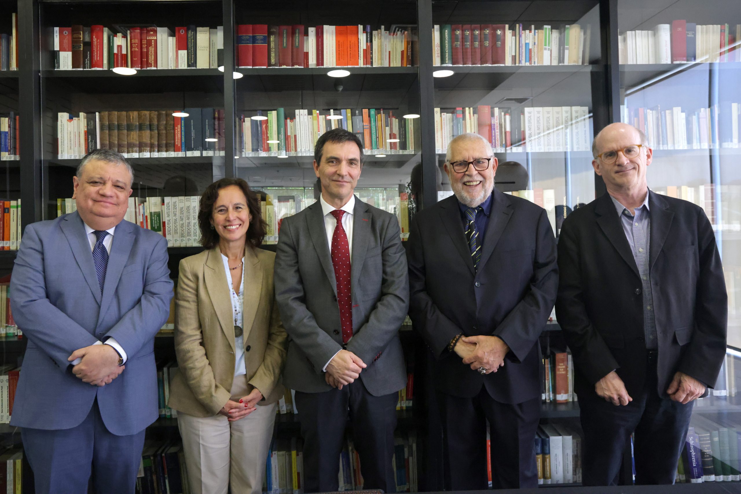 Derecho UDP crea la Cátedra de Derecho Penal UDP Francisco Muñoz Conde y recibe la donación de su colección bibliográfica