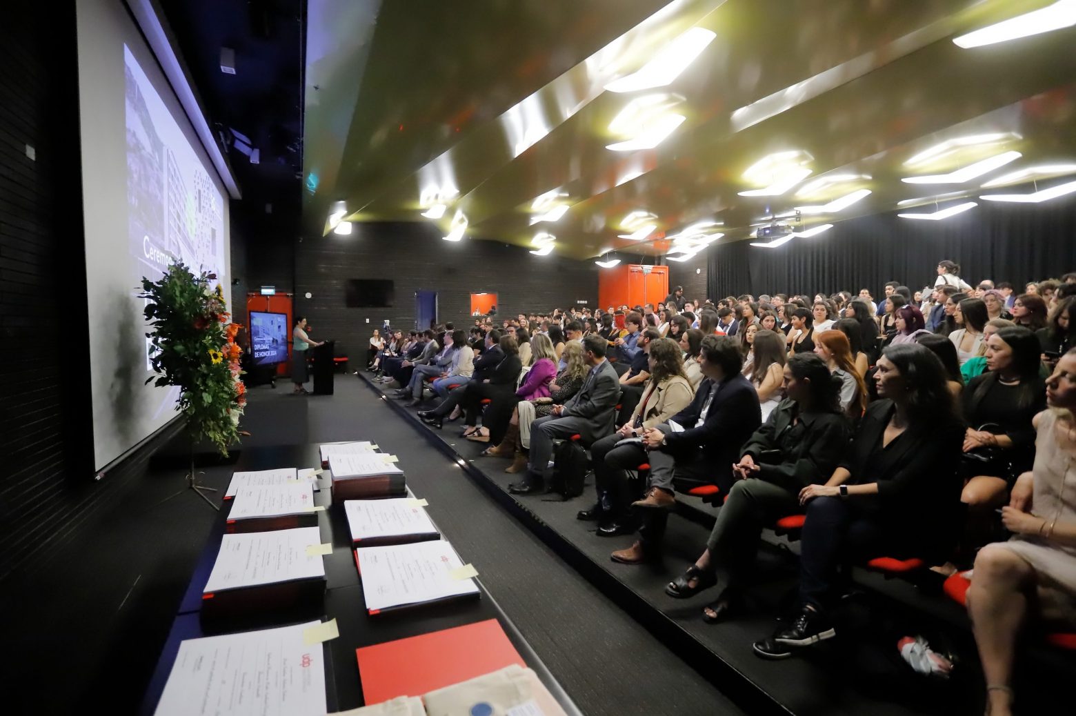 Estudiantes de Diplomas de Honor 2024 participan en ceremonia de graduación