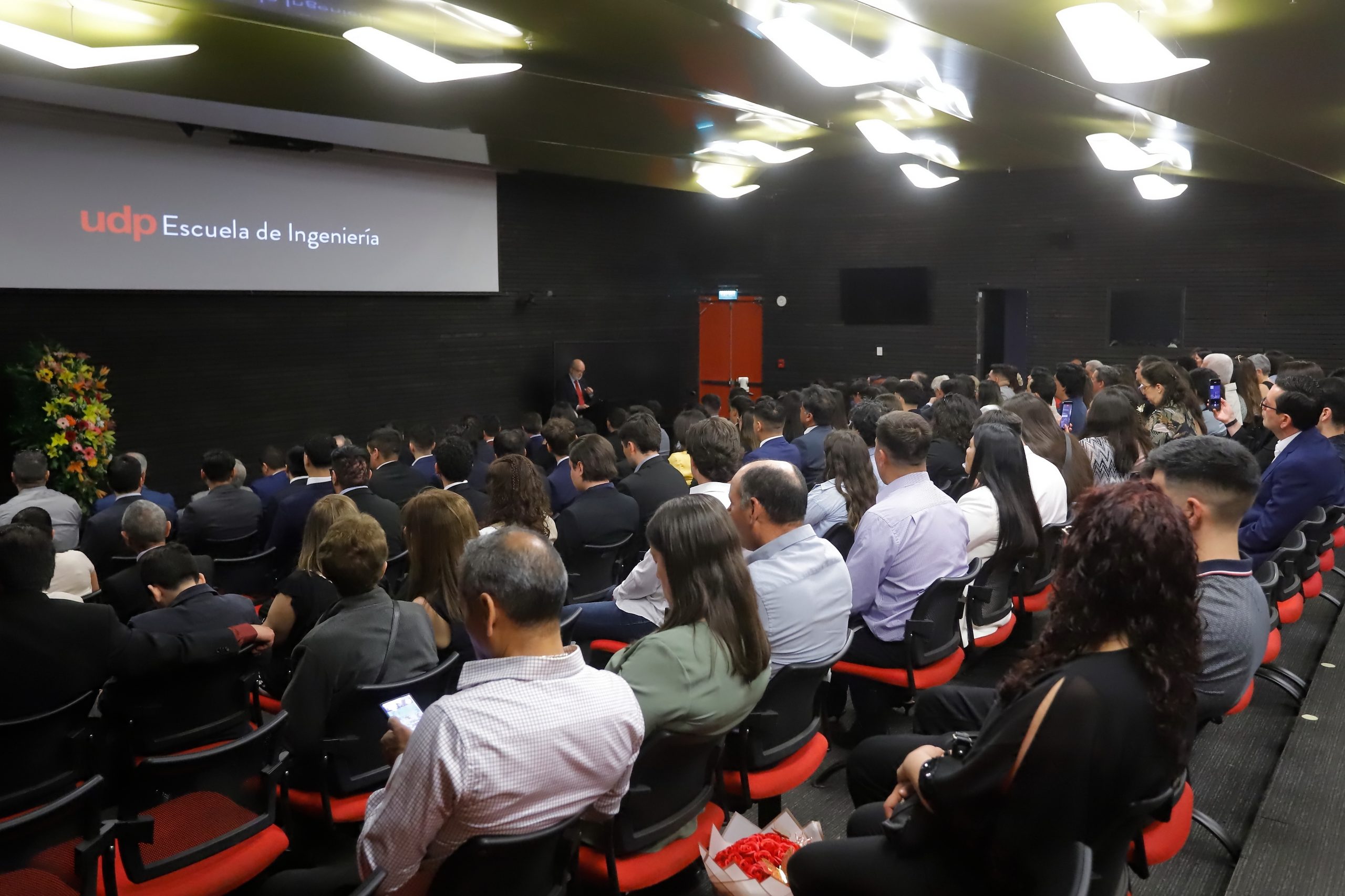 Estudiantes de la Escuela de Ingeniería vespertina reciben su título en emotiva ceremonia