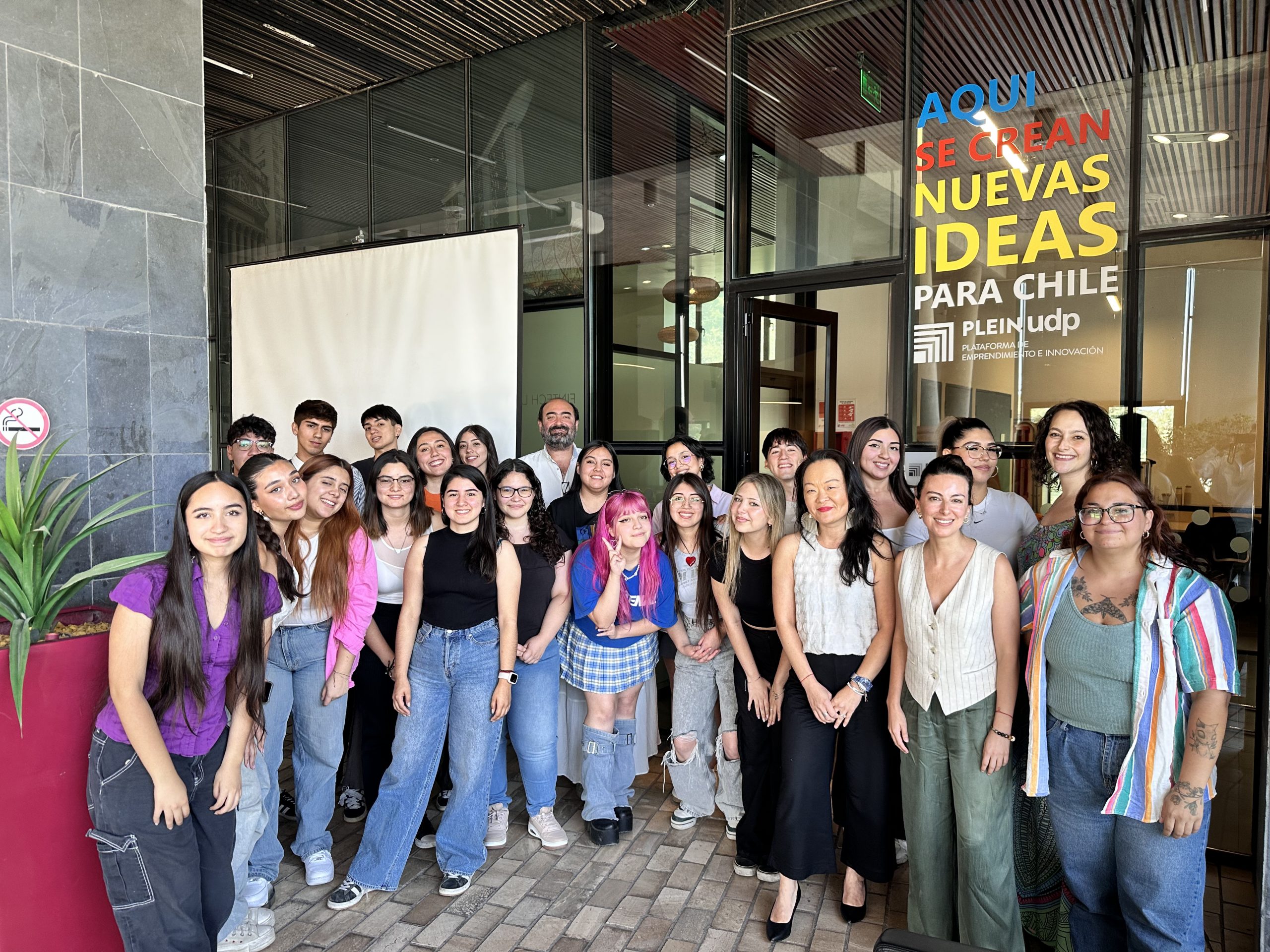 Estudiantes UDP participaron activamente en Bootcamp de verano Pre-L´oreal Brandstorm PLEIN UDP