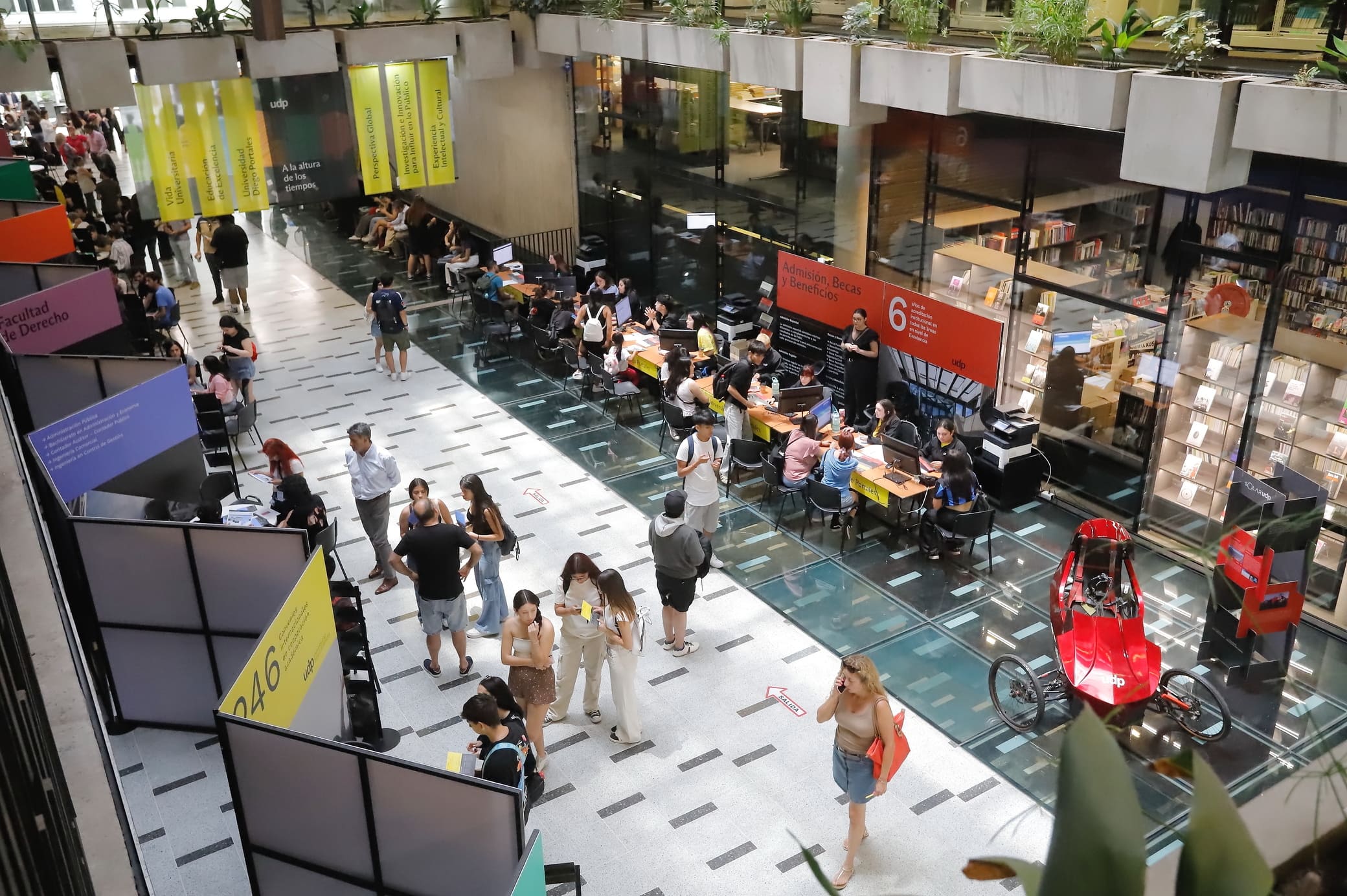 Todo lo que necesitas saber para postular está en la Feria del Postulante UDP 2026