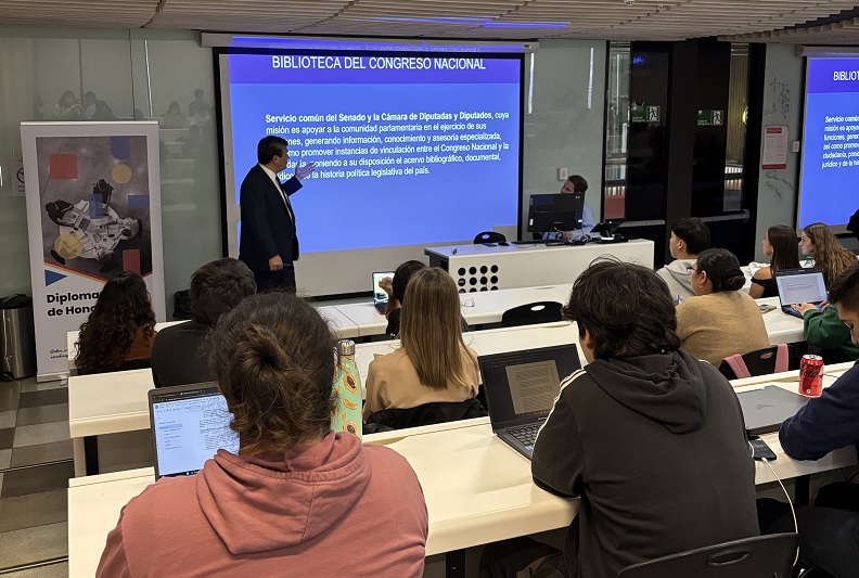 Estudiantes del Diploma de Honor en Políticas Públicas participan en charla de la Biblioteca del Congreso Nacional