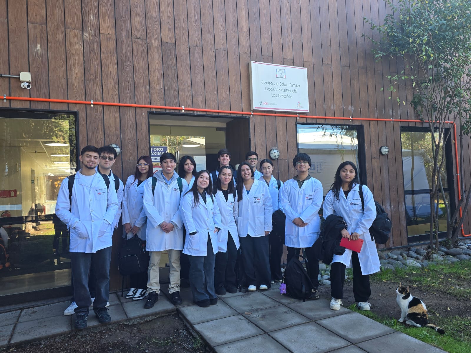 Estudiantes de primer año de Medicina UDP realizaron sus primeras visitas clínicas en centros de salud de la RM