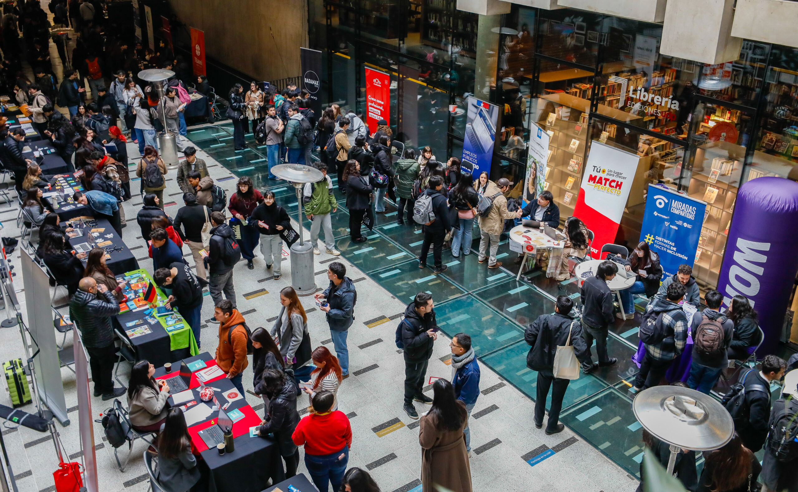 Nueva feria laboral POSTUDP genera redes que fortalecen el desarrollo profesional de estudiantes y alumni