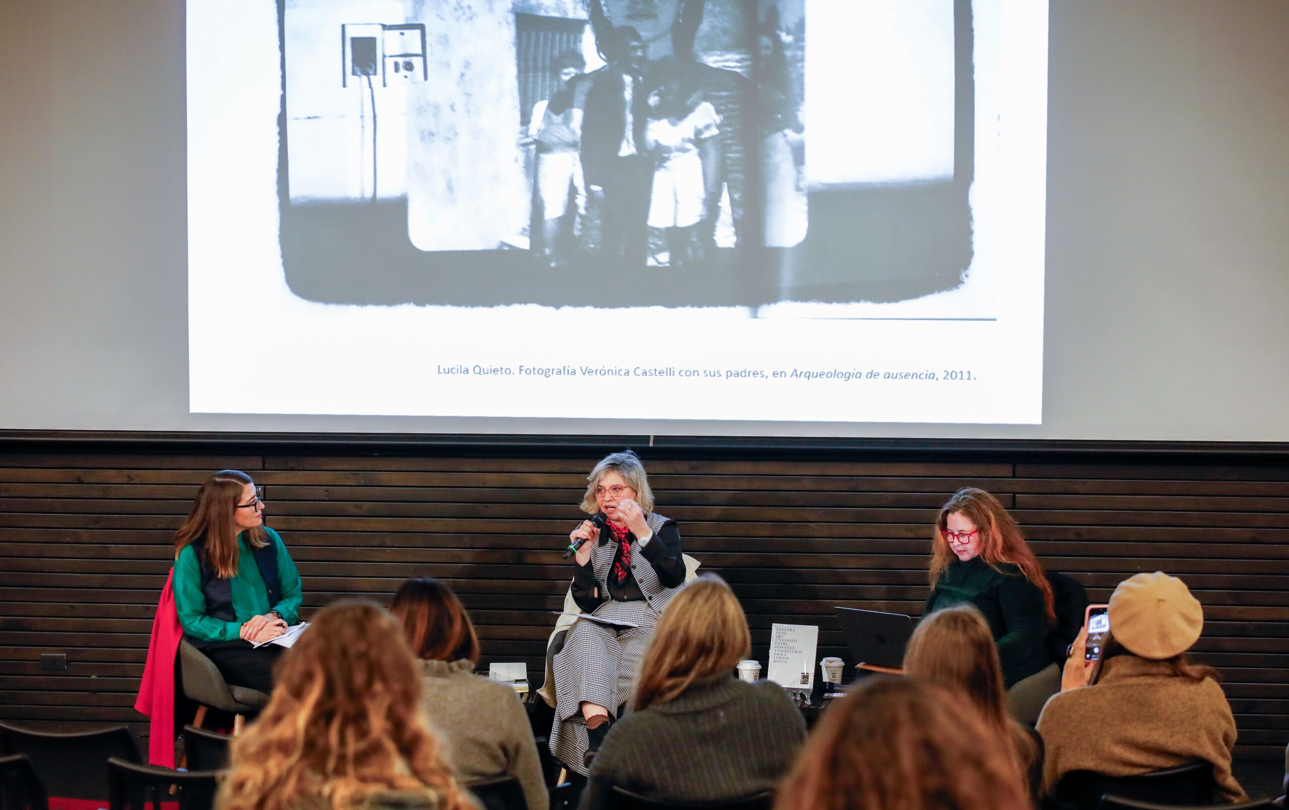 Destacada crítica literaria argentina presenta libro sobre el cruce entre fotografía y literatura
